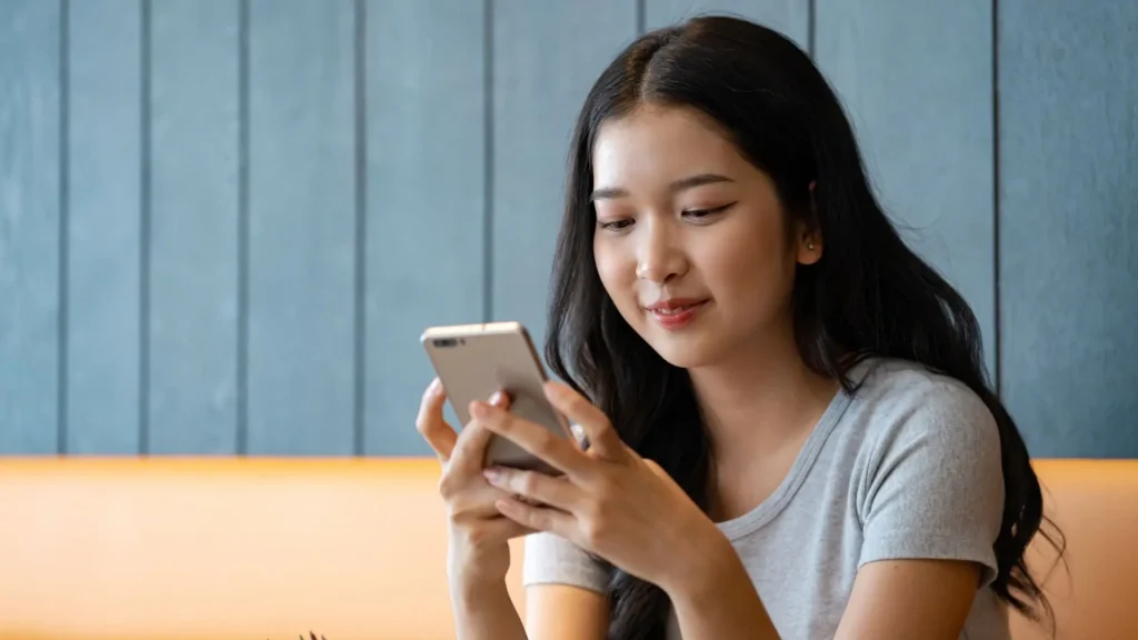 Dùng điện Thoại Nhiều Có Làm Vùng Mắt Nhanh Già Hơn