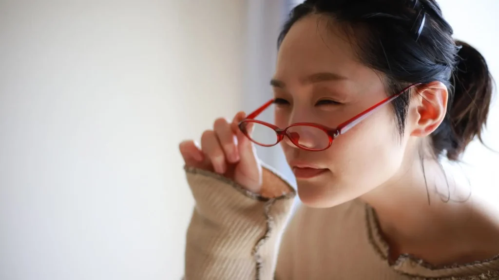 Nheo Mắt Thường Xuyên Có Làm Nếp Nhăn Vùng Mắt Hằn Sâu