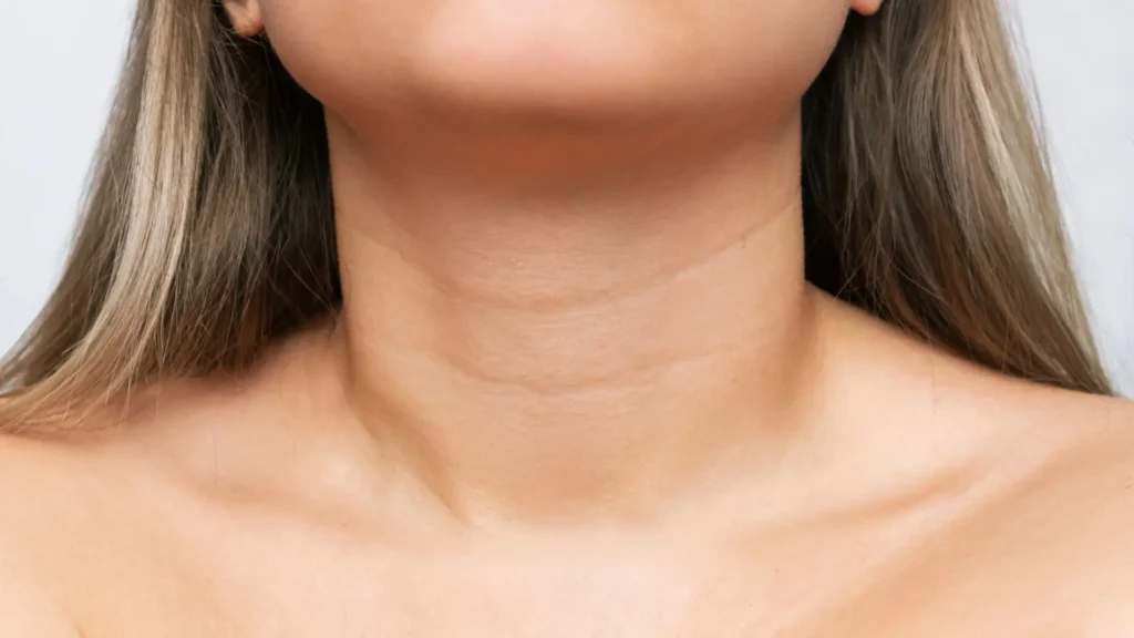 Những Thay đổi ở Vùng Cổ Dễ Khiến Bạn Trông Lớn Tuổi Hơn